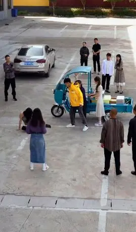 《天选打工人（娶到完美女上司）》：当打工人的逆袭遇上职场爱情，是喜剧还是辛酸？